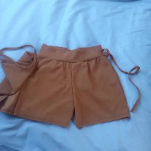 Women shorts size small (H) - Picture 3 of 3